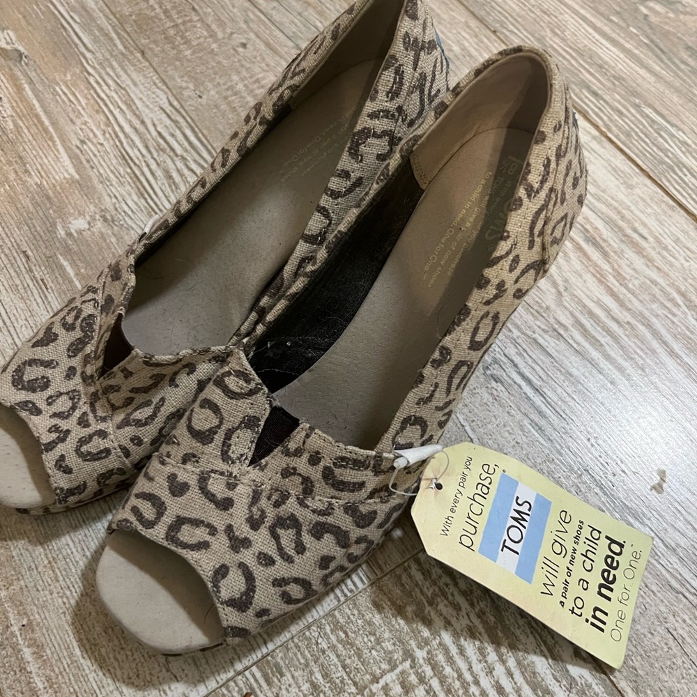 Toms Women's Tan and Brown Leopard Wedges